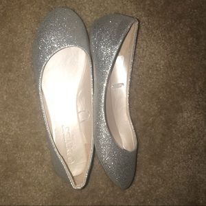 David’s Bridal silver glitter flats size 8